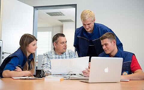 Menschen schauen zusammen auf PC